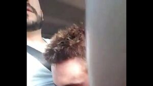 Video porno gay amador chupando no carro