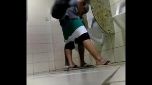 Videos dando no banheiro publico videos gay