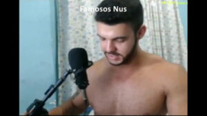 Youtuber gay faz sexo e comenta assuntos