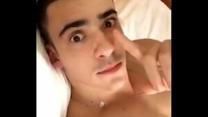 Ator gay loiro famoso