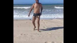 Gay gordo correndo de sunga na praia