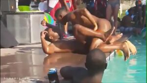 Gays flagrados fazendo sexo em público