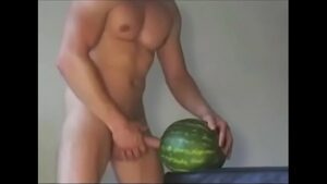 Gays se masturbam com fruta banana xxx