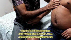 Homem coroa cabelo grisalho faz sexo com gay anao dotado