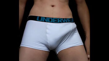 Homem gay bonito de cueca boxer