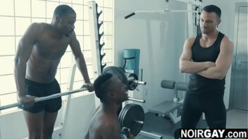 Homens gay mostrando oque não devia na academia