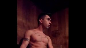 Homens transando na sauna gay