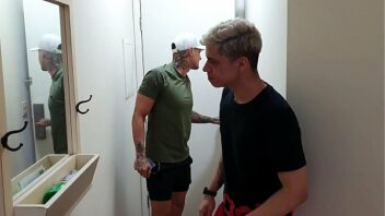Novinho brasileiro pedindo para o gay gozr dentro