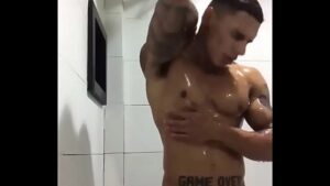 Sexo amador gay homens excitados no banho