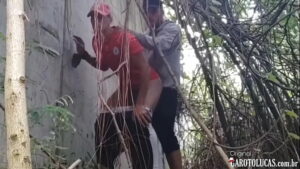Sexo gay escondido no beco da favela
