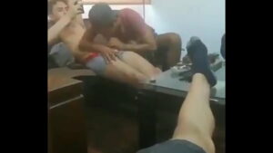 Amigos gays tocando p juntos vídeos pornô gay