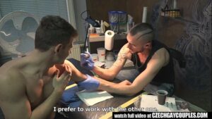 Ator porno tatuagem virilha gay
