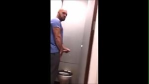 Banheiro público assustado com o tamanho gay