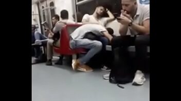 Bolinado no trem lotado conto gay