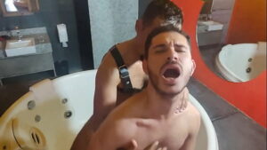 Branquinho bombado fodendo gay brutal