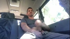 Cara gostoso pauzao sendo chupado dentro do carro gay