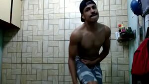 Cheirando a cueca do pai video gay