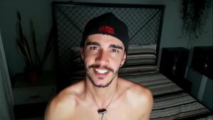 Conto gay fazendo uma mocinha biquini