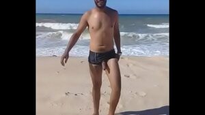 Coroas fudendo gays em praia de nudismo