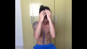 Dançando no chuveiro de padre porno gay novinhos