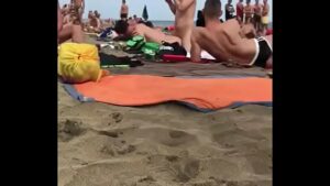 De sunga na praia homens gay flagra