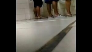 Flagra de putaria pegação sexo banheiro gay