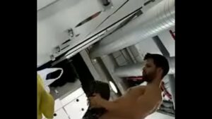 Flagra de sexo gay no vestiario camera escondida