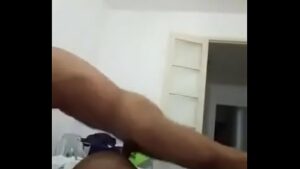 Garoto no sexo gay gozando dentro com pressão