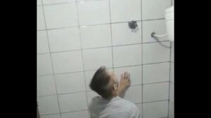 Gay chega em casa verde e flagra namorado