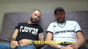 Gay chupando o tio em casa com primo