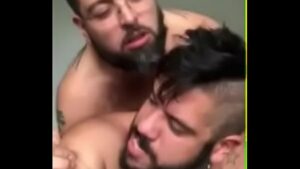 Gay dando para o parrudo