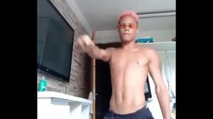 Gay de pau duro dançando funk