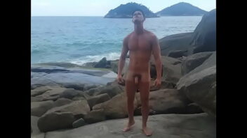 Gay nu na praia
