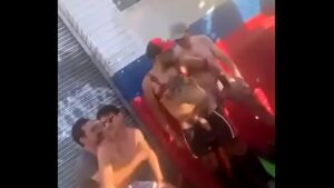 Gay se mastubando em publico