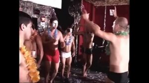 Gay urinando em cima de outros no carnaval 2019