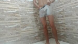 Gays deliciosos molequestirando ropa cueca banho