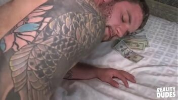 Jovem fazendo sexo gay por dinheiro