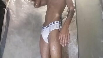 Jovusn tomando banho jimtos gay