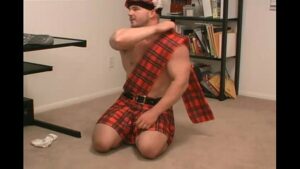 Kilt gay pelado