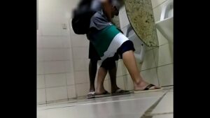 Leke xomendo em pe branco gay no banheiro xnxx