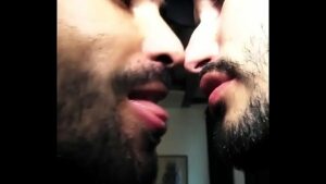 Lula assiste beijo gay