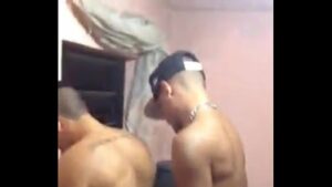 Novinho pauzao arregacando gay brasileiro na favela
