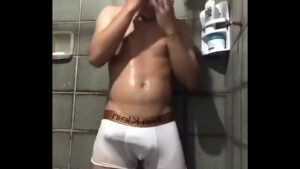 Novinhos banhando de cueca branca na frente dos amigos gay