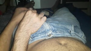 Pegando nos ovos amigos gay