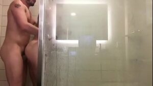 Porno gay dando banho no eletricita