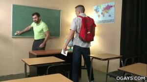 Suruba entre professores transando fazendo sexo gay com alunos