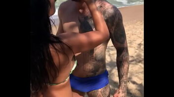 Video gay homem de sunga na praia