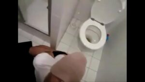 Vídeo porno golden shower gay