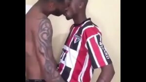 Beijo gay de bruma marquesine