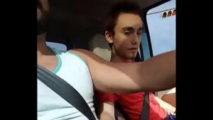 Chupando amigo hetero gay dentro do carro